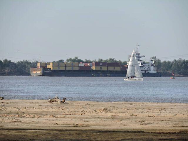 El transporte fluvial de mercancías también se ve afectado por la caída del nivel de los ríos. La foto fue publicada el 24 de julio.