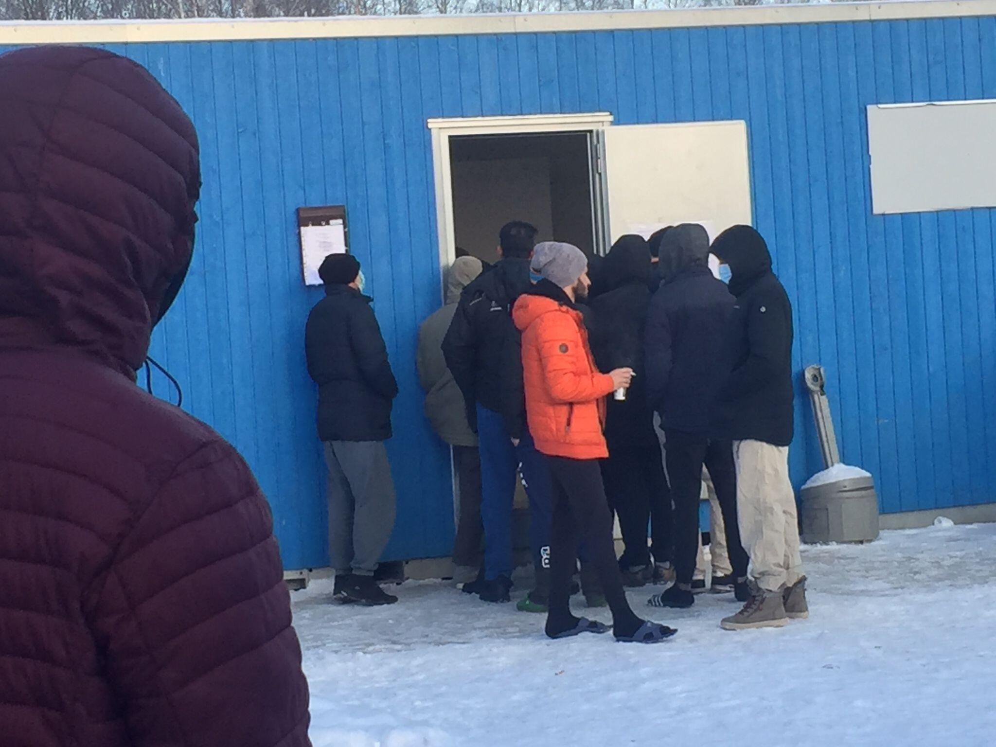 Gruodžio 22 d. Lietuvos Medininkų centre imigrantai rikiuojasi į eilę priimti Raudonojo Kryžiaus dovanoto muilo.