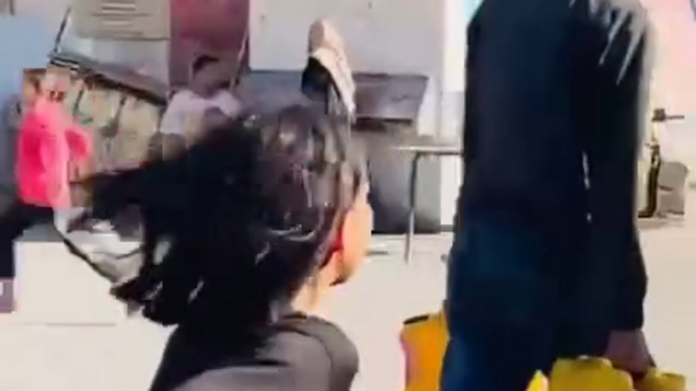 Dans cette vidéo en date du 2 juin, publiée pour remercier un donateur dans le cadre d'une campagne d'accès à l'eau, on peut voir des familles réfugiées dans l'école al-Jaouni faire la queue pour remplir leurs bidons.