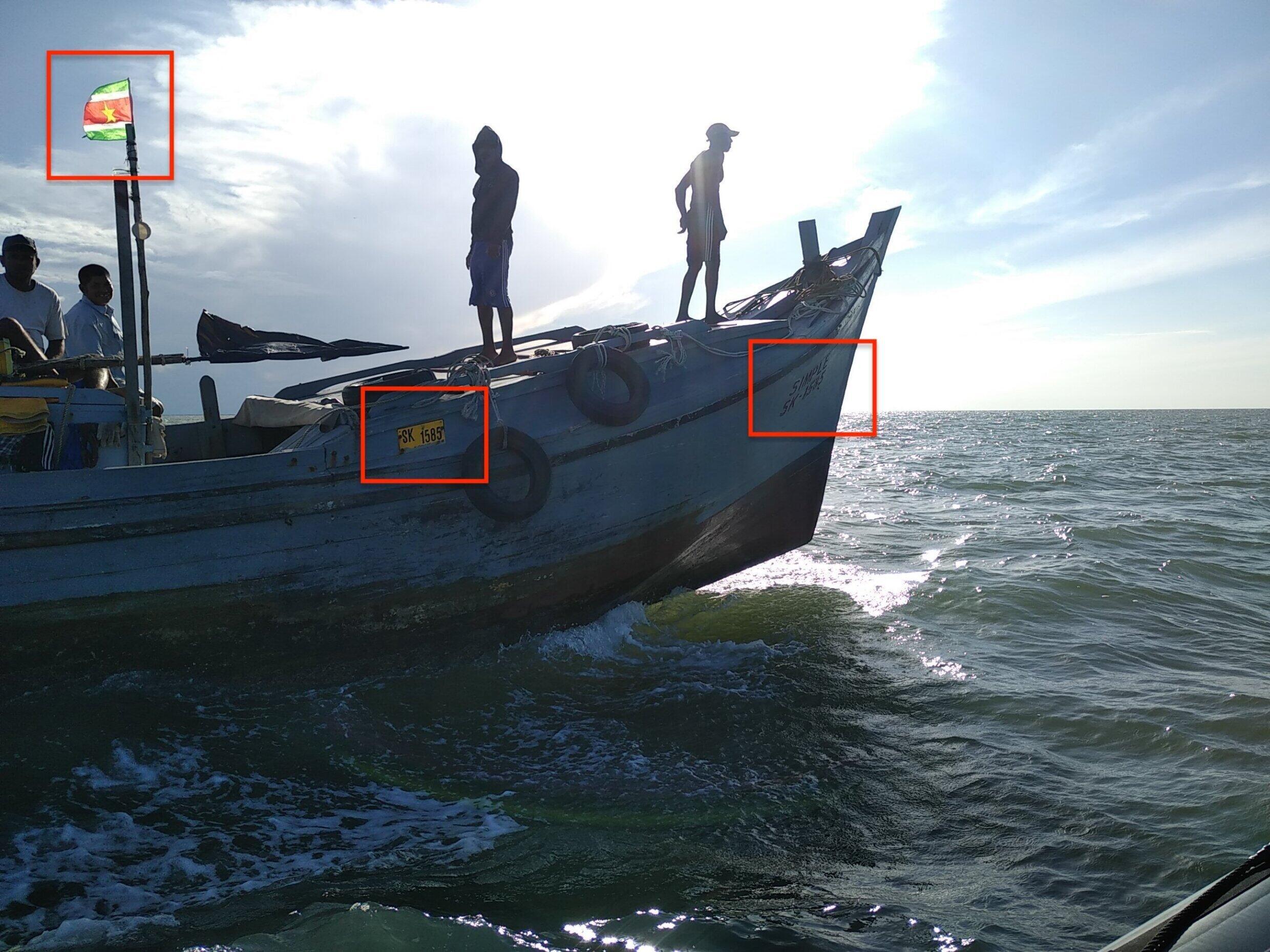 Ce bateau, manifestement originaire du Suriname, a été invité à quitter les eaux guyanaises par les autorités françaises, en 2019.