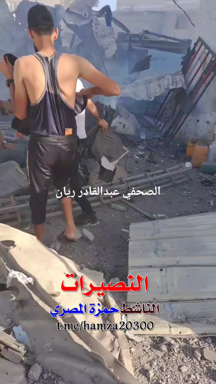 Sur cette capture d’une vidéo montrant le site de l’école Al-Jaouni, filmée par le journaliste local Abdelkader Rian, on peut voir l’ampleur des dégâts après le bombardement du 6 juillet. On aperçoit les corps démembrés de trois hommes et d’une personne qui semble être un jeune garçon.
