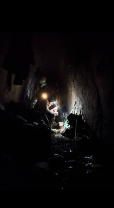 Pour se protéger de l’artillerie et des drones, Lesik et ses camarades passent la plupart de leur temps sous terre.