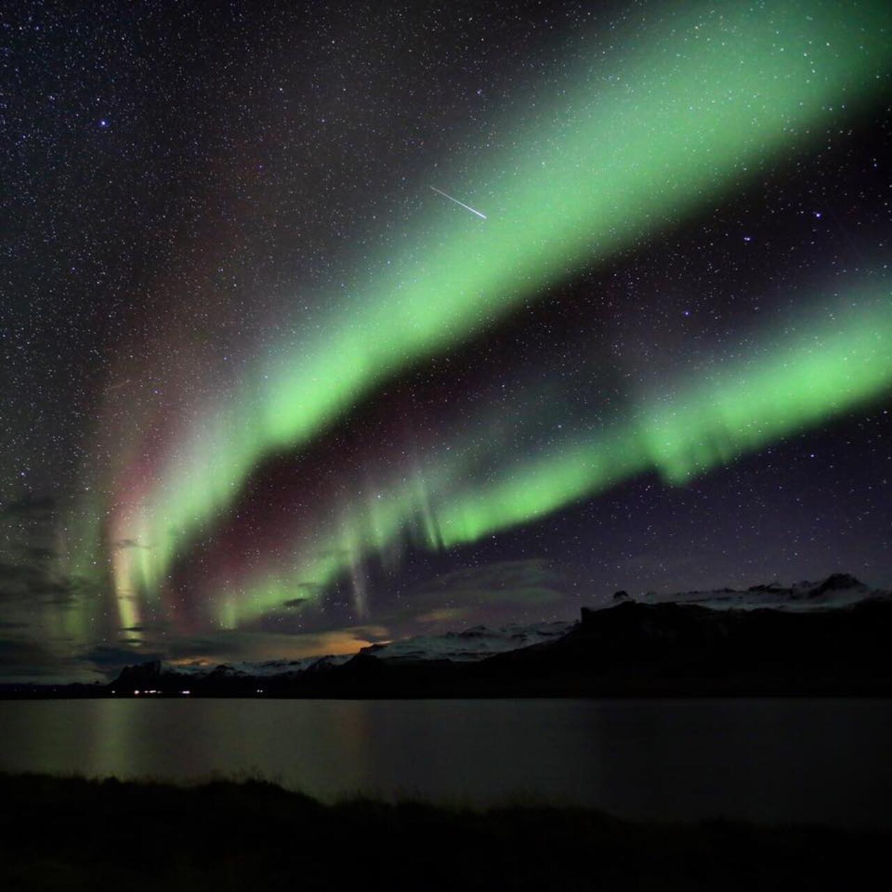 Spectacular aurora borealis causes traffic jams in Iceland - The